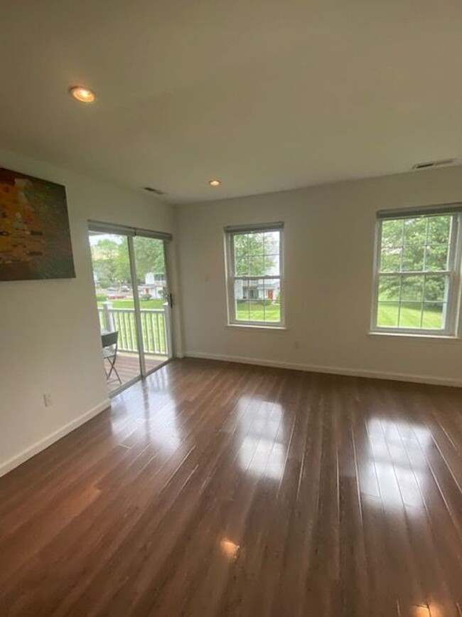 Building Photo - Two Bedroom Three Bathroom Condo in Hollan...