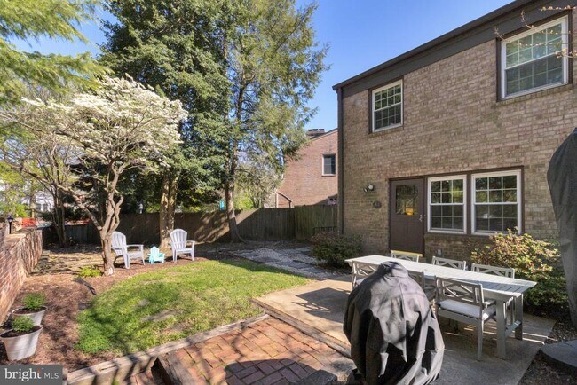 Building Photo - 6806 Melrose Dr
