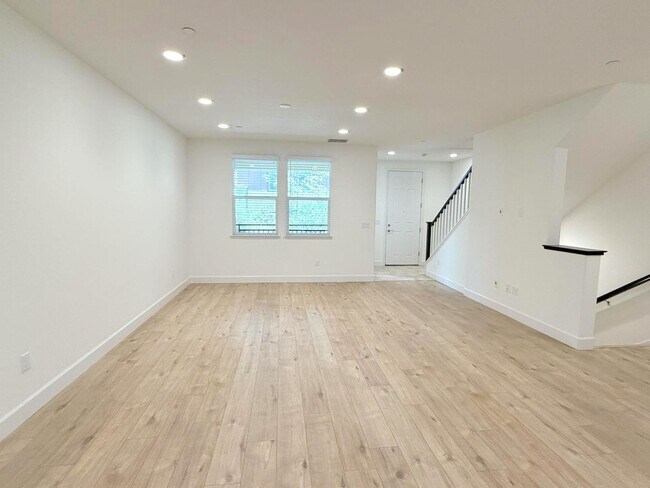 Building Photo - NEW PRICE ! Modern & Luxurious Ryan Terrac...