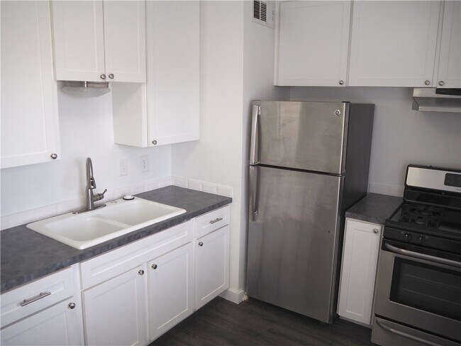 Building Photo - 1200 E 52nd St