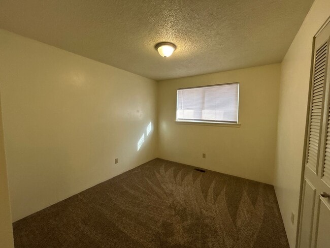 Building Photo - 3 Bedroom / 1 Bathroom home in Metolius