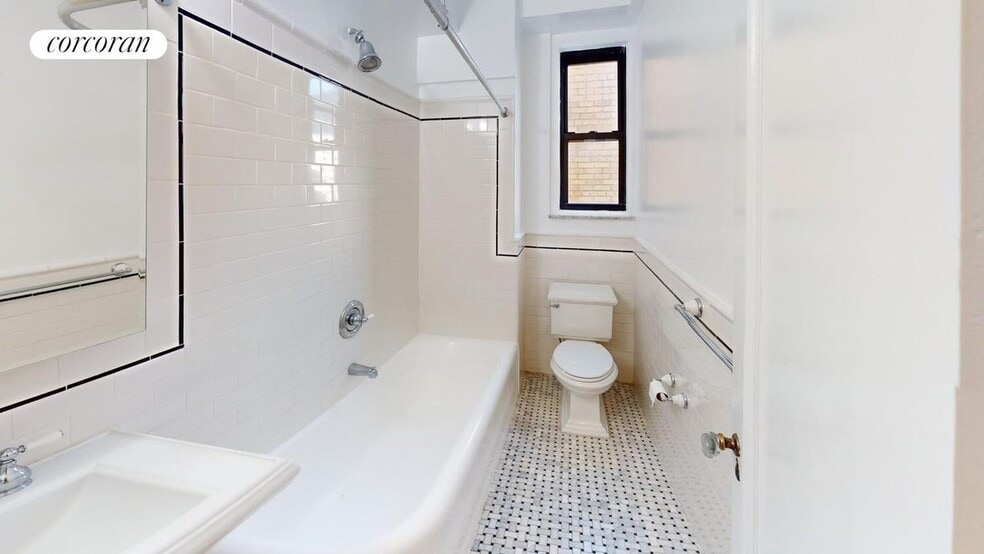 Building Photo - 210 E 68th St