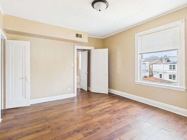 Building Photo - 4338 W Kamerling Ave