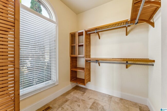 Building Photo - 2005 Lake Heather Dr