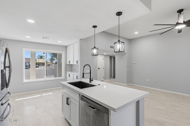 Building Photo - 16817 N Meadow Park Dr