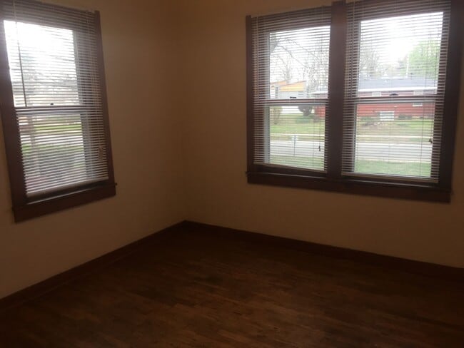 Building Photo - Cute 2 bedroom home for only $895 in conve...