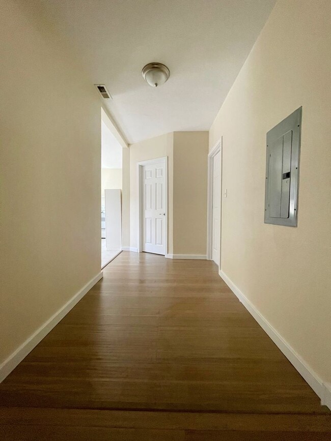 Building Photo - Quiet and Cozy Two Bed in SW Portland 5 plex~ Open Floor Plan~ Great Shared Outdoor Space~ Off St...