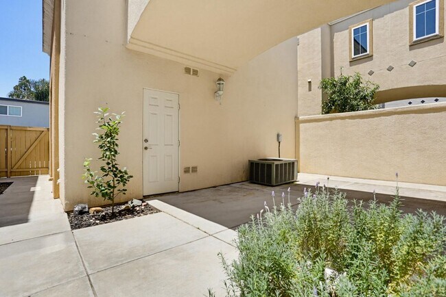 Building Photo - 3 Bedroom Home Available Now!
