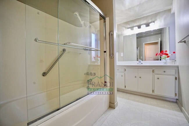 Building Photo - 575 Larkspur Plaza Dr