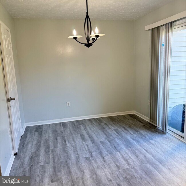 Building Photo - 2423 W Rosecroft Village Cir