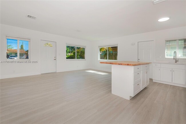 Building Photo - 1511 NW 8th Ave