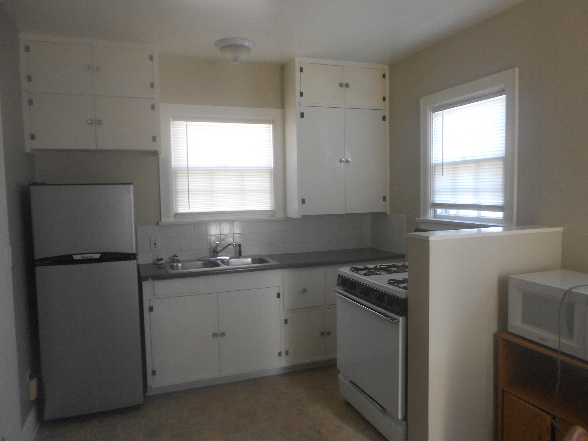 Building Photo - 226 E 5th Ave