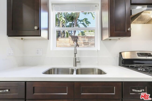 Building Photo - 1722 N Ave 45