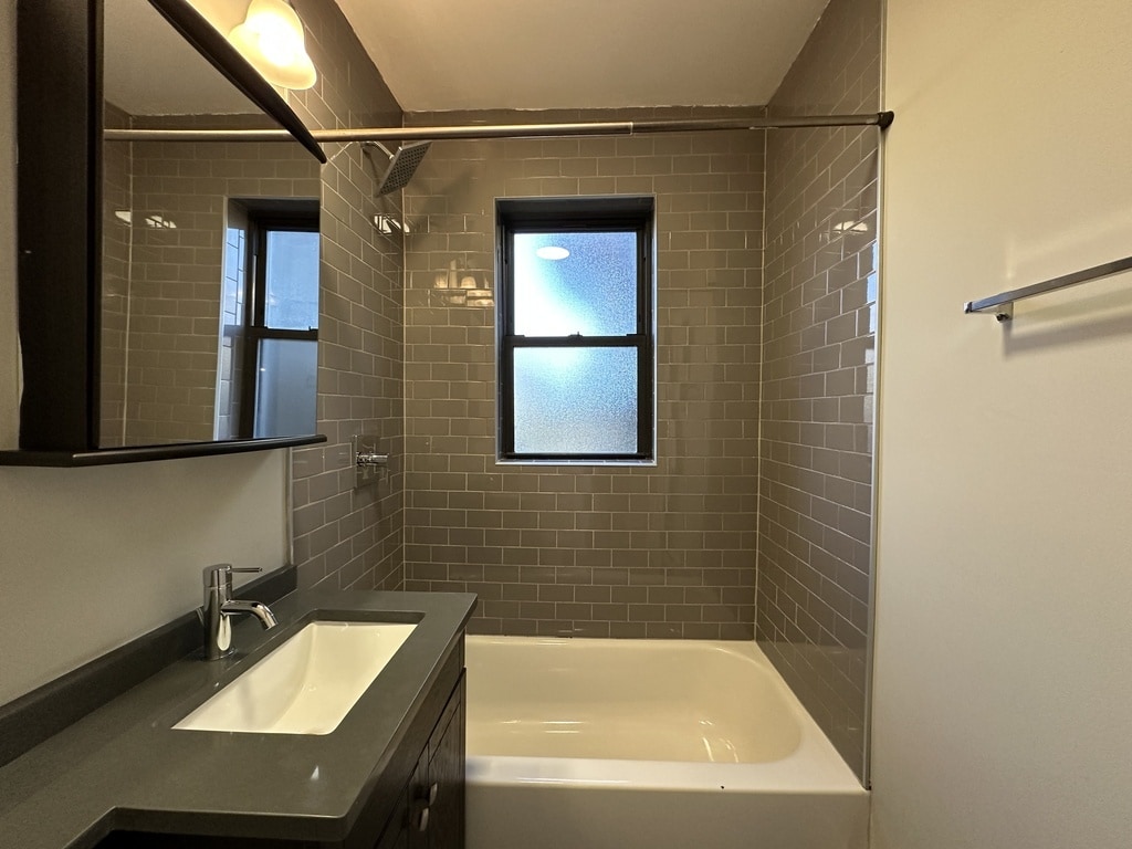 Building Photo - 4550 N Paulina St