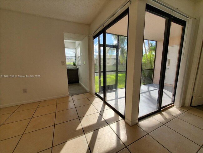 Building Photo - 1017 Washington Cir