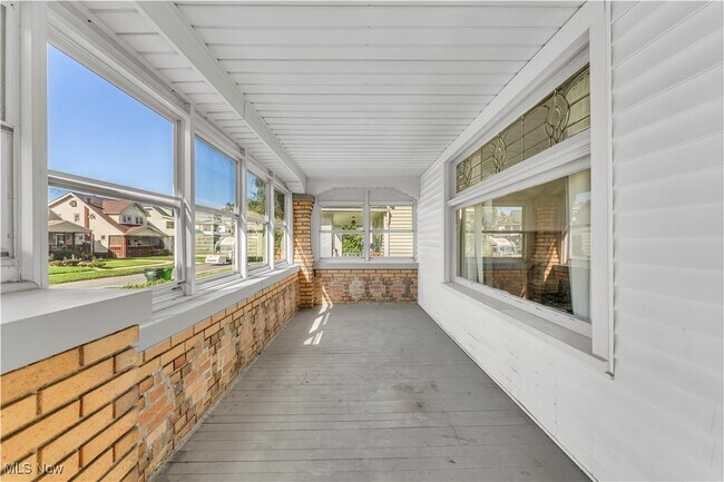 Building Photo - 10007 Parkview Ave