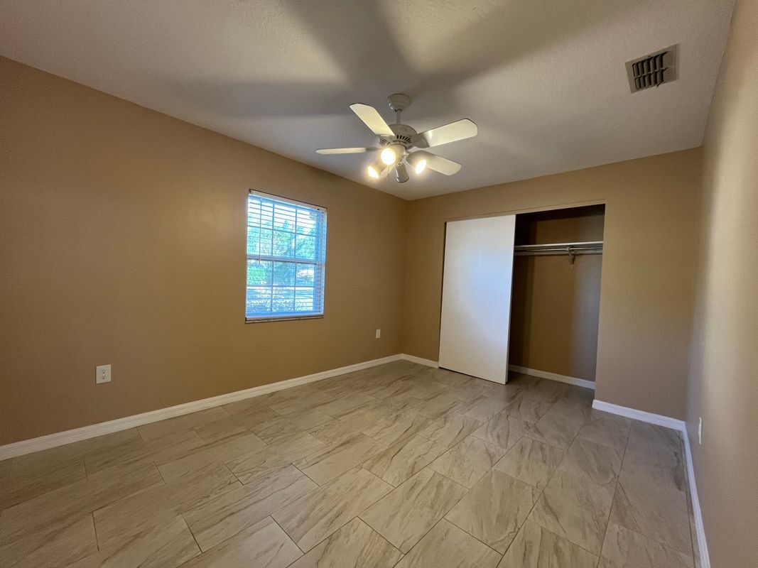 Building Photo - 197 Hidden Lake Dr