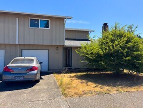 Building Photo - 3 Bedroom Duplex off Gilham Rd.