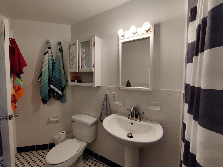 Building Photo - 51 Gardner St