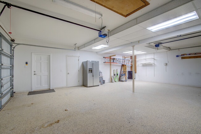 Building Photo - 8402 Columbia Dr