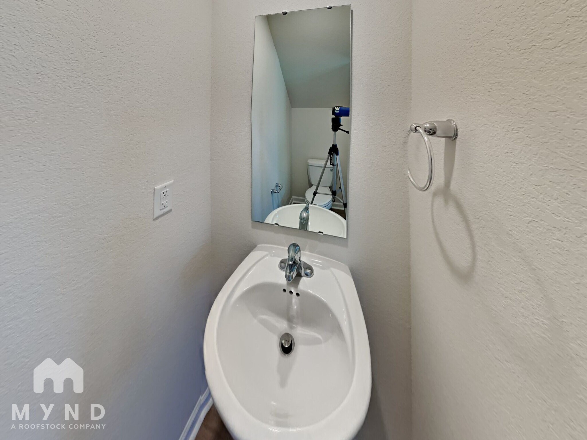 Building Photo - 250 Royal Mdw Dr