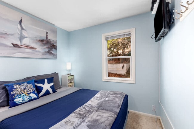 Building Photo - 8685 Je-NE-Be Dr NE