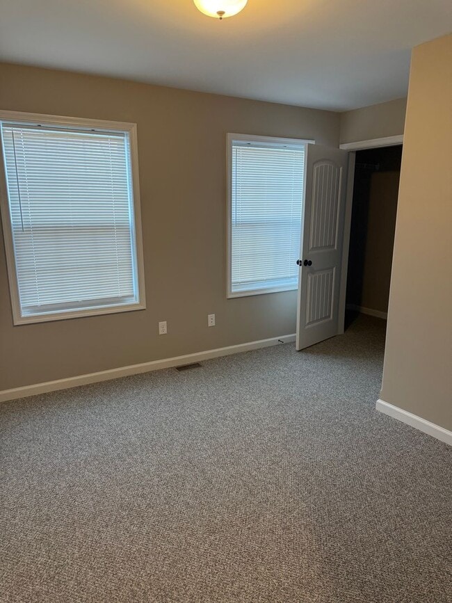 Building Photo - 243 Woodridge Dr