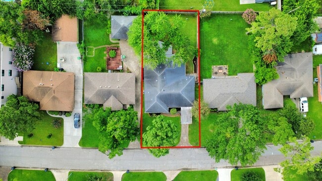 Building Photo - 2215 Gardenia Dr