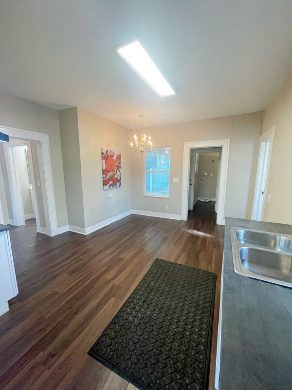 Building Photo - 1425 Quintana Rd