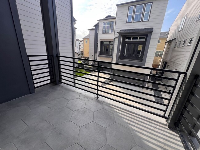 Building Photo - Three Story Townhome in the Heights Now Av...