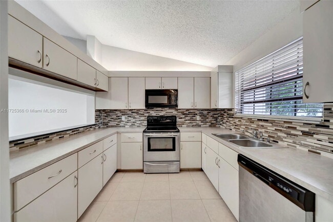 Primary Photo - 204 Congressional Way