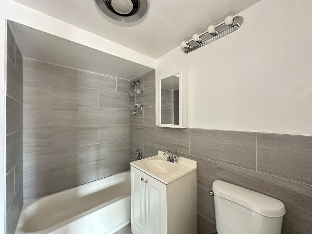 Building Photo - 1004 S River Rd