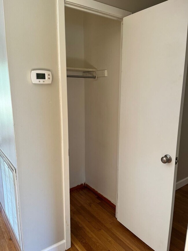 Building Photo - 3 Bedroom / 1 Bath  Johnson City, TN