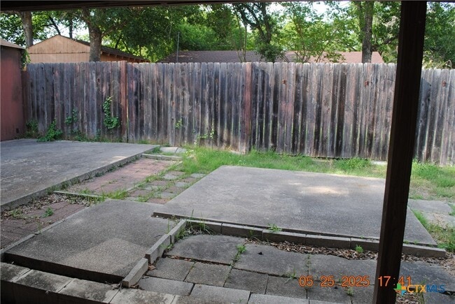 Building Photo - 106 E Young Ave