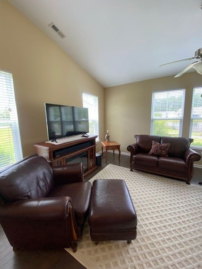 Building Photo - Welcome to this fully furnished 3-bedroom, 3-bathroom townhouse located in the vibrant Hawkeswate...