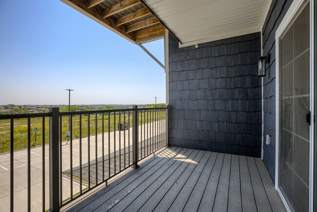 Building Photo - Must See Condo!!