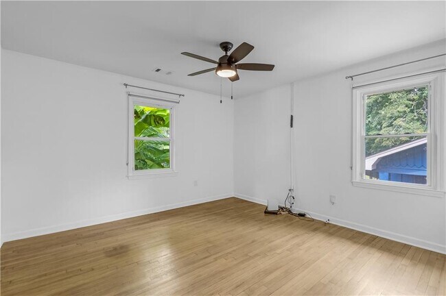 Building Photo - 844 Deckner Ave SW