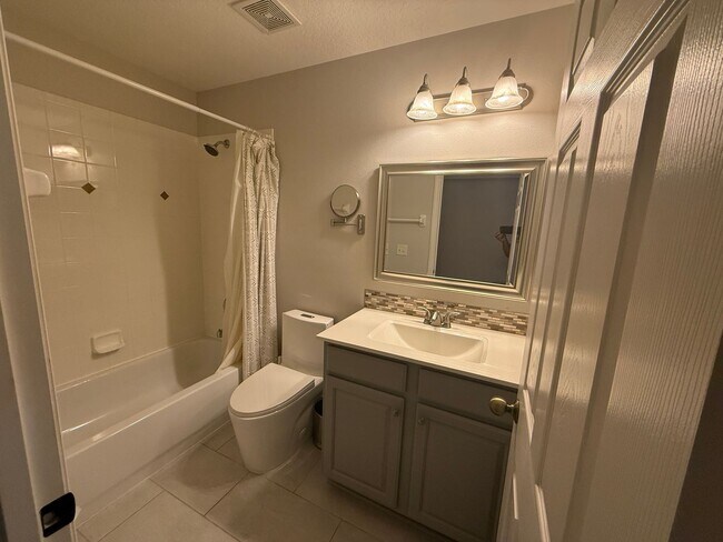 Building Photo - 3 Bed/2.5 Bath, 2 Story Townhouse in Summi...