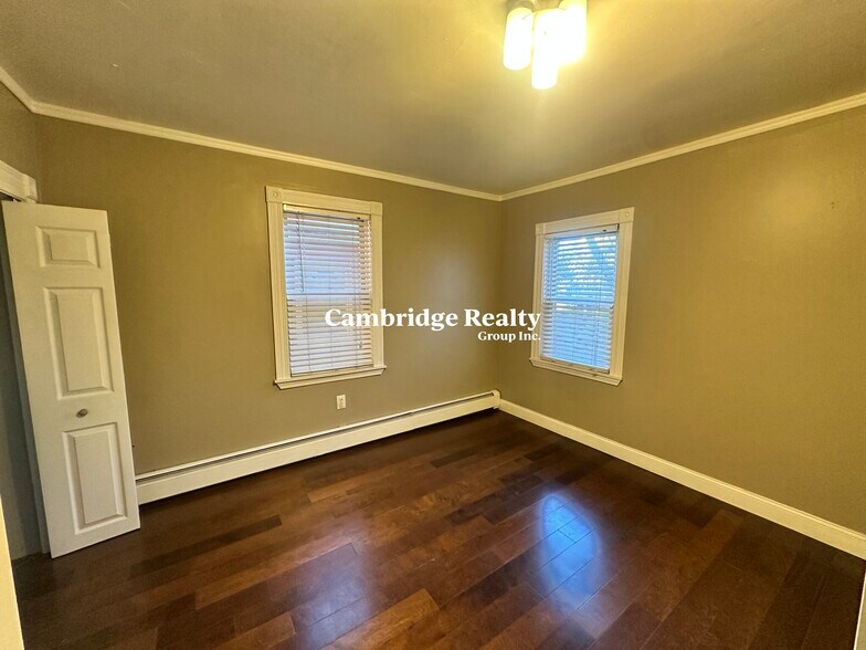 Building Photo - 20 Linden St