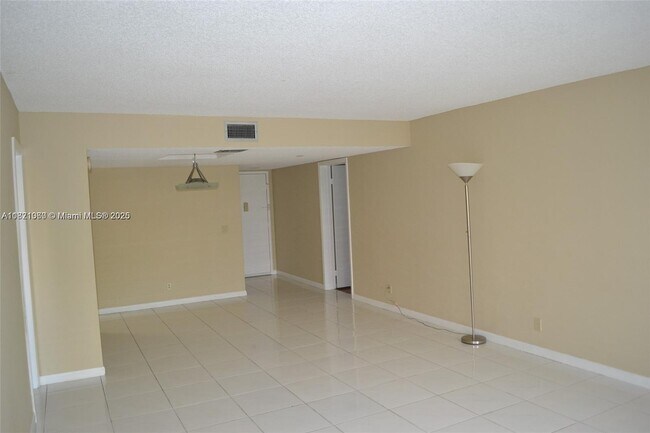 Building Photo - 491 Racquet Club Rd