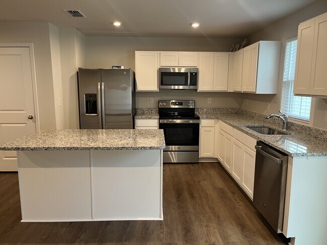 Building Photo - 1532 39th Ave Lp NE