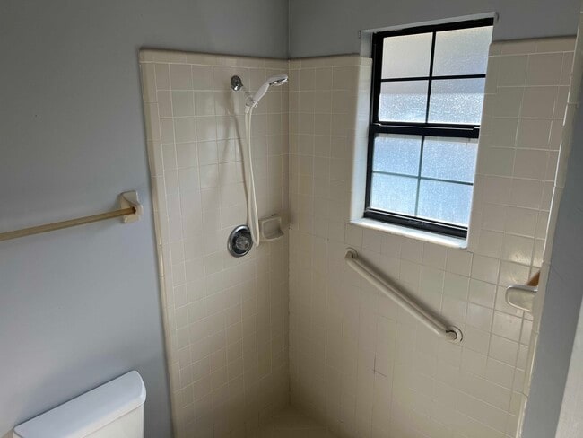 Building Photo - 33 Fernwood Lane