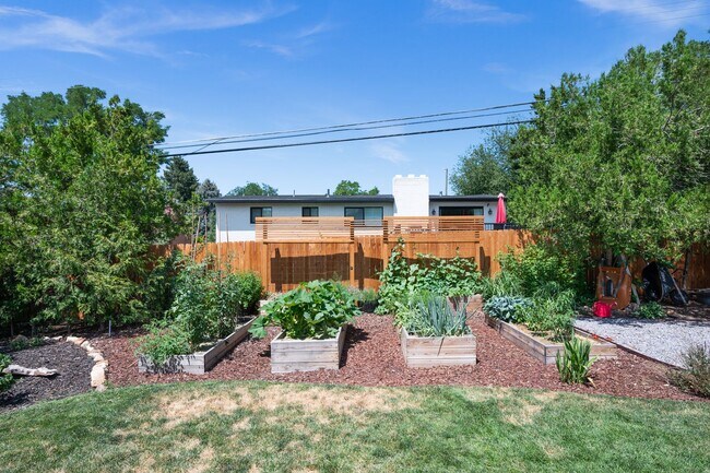 Building Photo - Beautifully Updated Holladay Home!