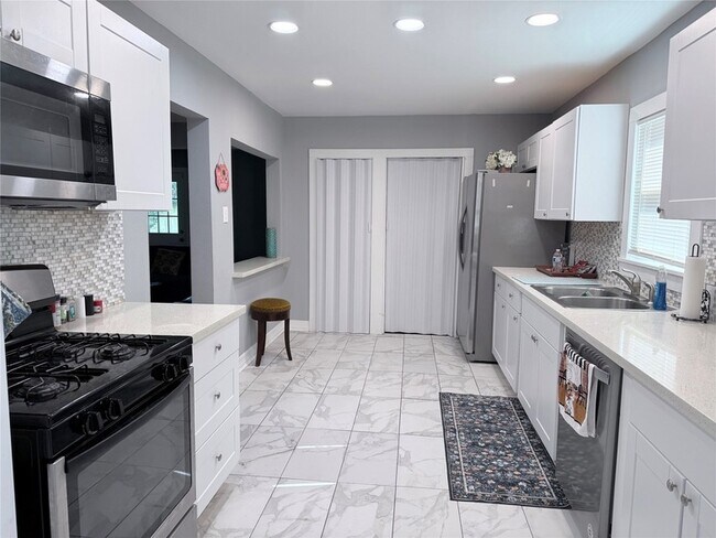Building Photo - 3834 Rosedale St
