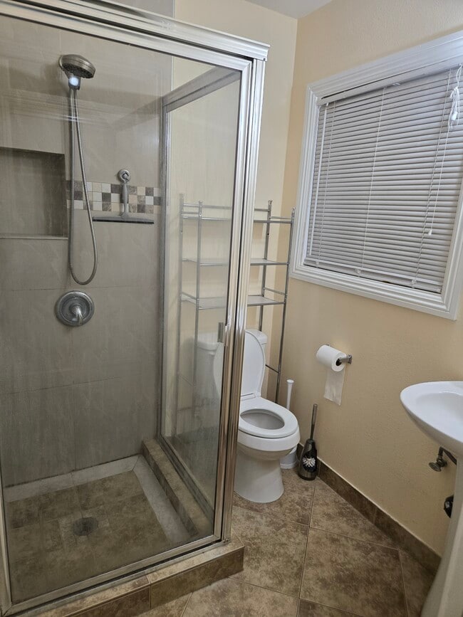 Building Photo - 1645 W Wisteria Pl