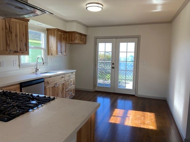 Building Photo - Beautifully done, 2/1 house in Eureka