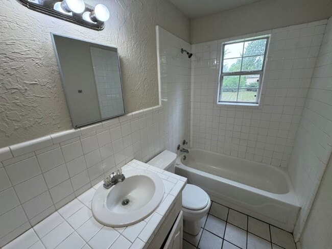 Building Photo - 4-bedroom garage conversion, cute and clea...
