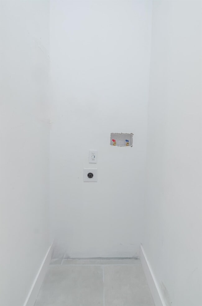 Building Photo - 118 Newman Ave