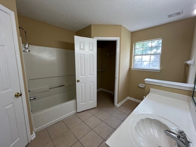 Building Photo - Renovated 2 Bedroom 2 Bath Home for Rent!