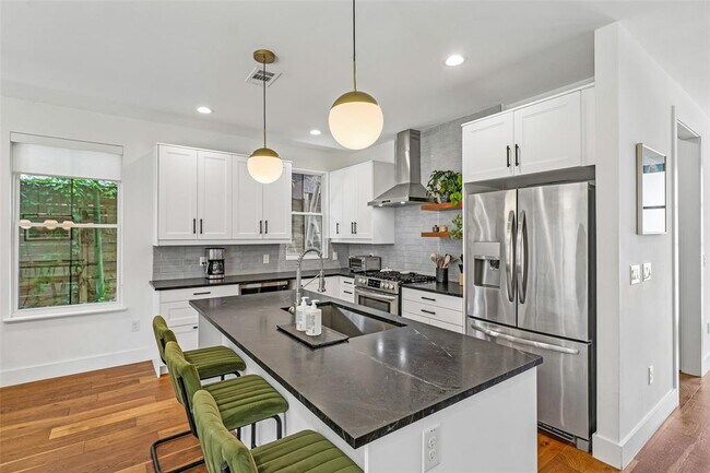Building Photo - 1706 Perez St